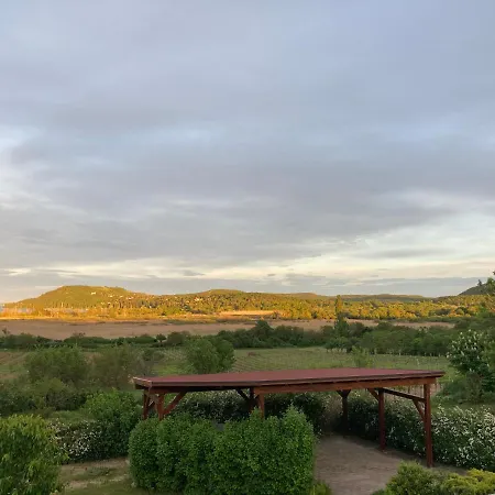 Апартаменты Voeroesmal Vendeghaz