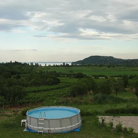 Апартаменты Voeroesmal Vendeghaz Балатонфюред