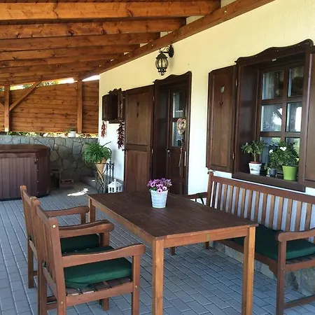 Апартаменты Voeroesmal Vendeghaz