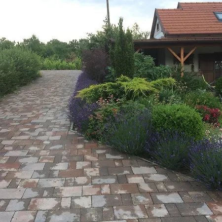 Апартаменты Voeroesmal Vendeghaz