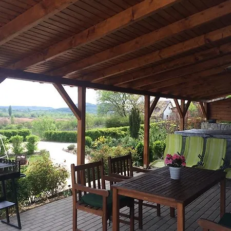 Апартаменты Voeroesmal Vendeghaz