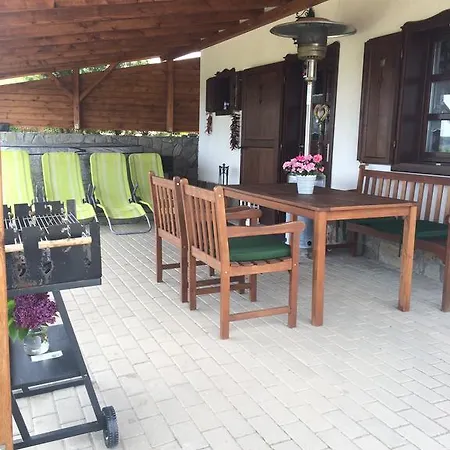 Voeroesmal Vendeghaz Apartament